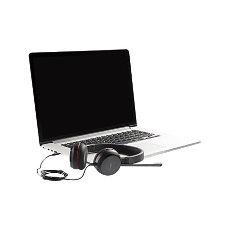 Un ordinateur portable avec un casque sur fond blanc. L'écran de l'ordinateur portable est noir.