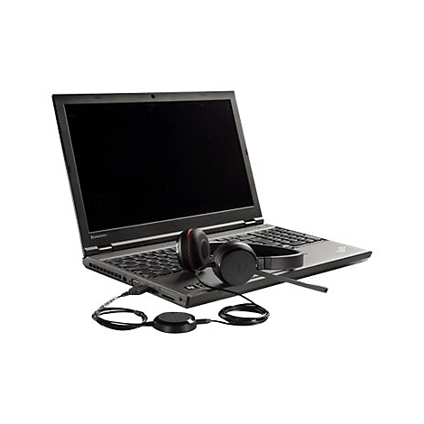Ordinateur portable noir avec casque et microphone. Le câble du casque est connecté à un petit appareil noir.