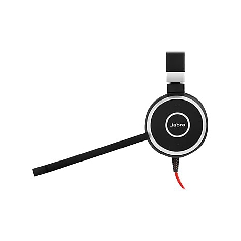 Schwarzes Jabra-Headset mit Mikrofon. Der runde Kopfhörer hat einen silbernen Rand und das Jabra-Logo. Ein rotes Kabel. Auf weißem Hintergrund.