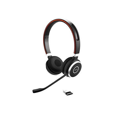 Schwarzes Headset mit Mikrofon, roter Akzent, Jabra-Logo. Auf weißem Grund. Drahtloser USB-Dongle unten.