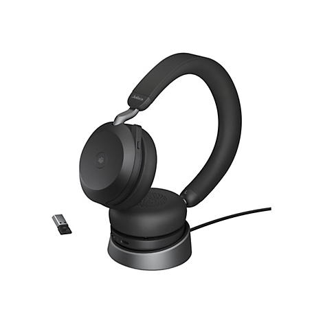Schwarzer Jabra-Kopfhörer mit Ladestation und USB-Dongle. Das Jabra-Logo ist gut sichtbar.