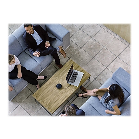 Des personnes sont assises autour d'une table avec un ordinateur portable et un appareil. Vue d'en haut.