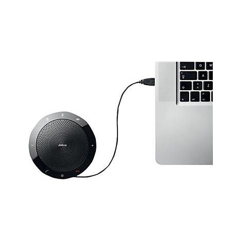 Runder, schwarzer Lautsprecher mit Kabel, verbunden mit einem Laptop. Auf dem Lautsprecher befinden sich Tasten und das Jabra Logo.