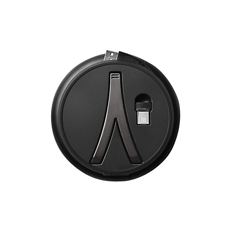 Draufsicht auf ein schwarzes rundes Gerät mit silberfarbenem Standfuß und USB-Anschluss. Darin befindet sich ein USB-C-Anschluss.