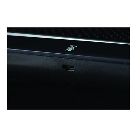 Nahaufnahme eines schwarzen Geräts, das einen USB-Anschluss und ein Symbol für Mikrofon-Stummschaltung zeigt.