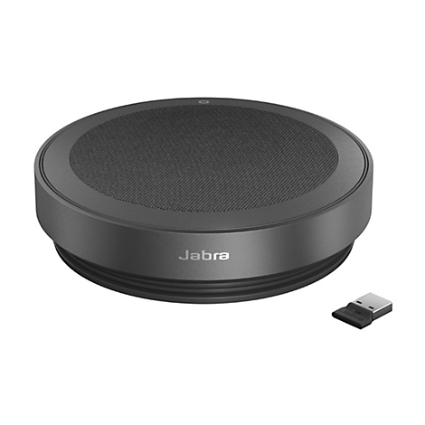Dunkelgrauer Jabra-Konferenzlautsprecher mit USB-Dongle. Der Lautsprecher ist rund und hat ein feines Gitter auf der Oberseite. Jabra-Logo.