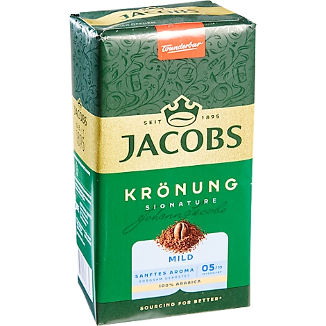 Een groene Jacobs Krönung koffieverpakking met de tekst Jacobs en Krönung. De verpakking bevat een afbeelding van koffiepoeder.