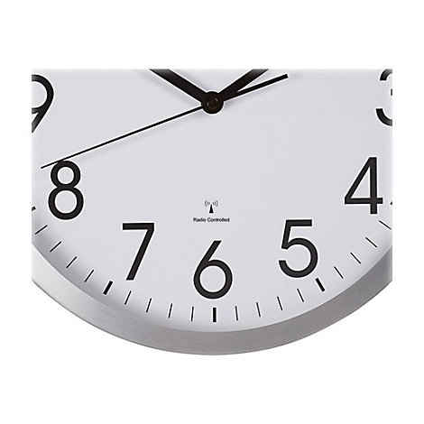 Nahaufnahme eines hellen Zifferblatts einer Wanduhr mit schwarzer Typografie und dem Schriftzug Radio Controlled.