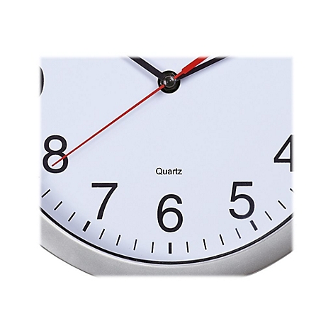 Nahaufnahme eines silbernen Wanduhr-Zifferblatts mit schwarzen Zahlen und rotem Sekundenzeiger.