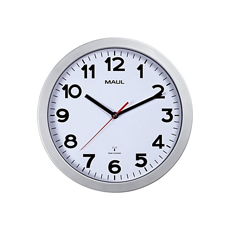 Analoge Wanduhr mit silbernem Rahmen, weißem Ziffernblatt und schwarzen Ziffern. Die Marke Maul ist aufgedruckt.