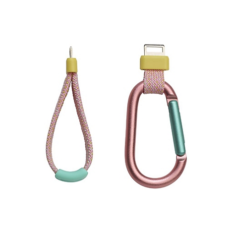 Zwei Ladekabel mit Karabiner und Schlaufe. Rosa-gelbes Kabel, türkisfarbene Elemente.