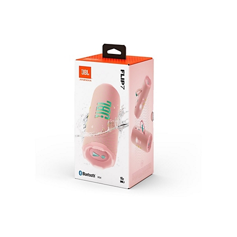 Rosa JBL Flip 7 Bluetooth-Lautsprecher in seiner Produktverpackung, umgeben von spritzendem Wasser.