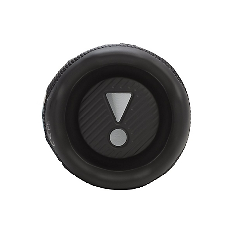 Nahaufnahme der schwarzen, runden Bassmembran eines JBL Bluetooth-Lautsprechers mit silbernem Ausrufezeichen-Logo.