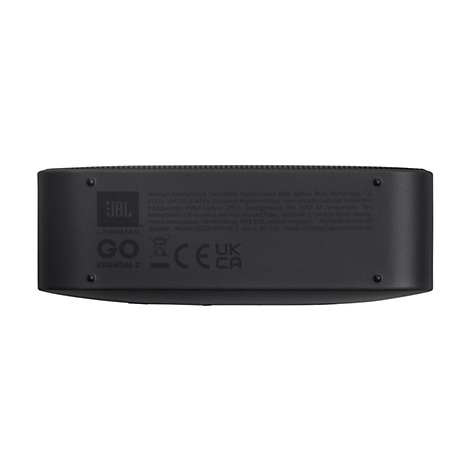 Unterseite eines schwarzen JBL Go Essential 2 Lautsprechers mit Produktinformationen und Zulassungszeichen.