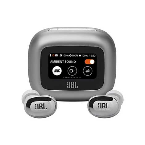 Silbernes Ladecase mit Kopfhörern. Auf dem Bildschirm Anzeige für Ambient Sound. Links und rechts die Kopfhörer mit JBL-Logo.