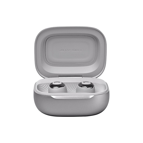 Hellgraue Ohrhörer in einer geöffneten Ladebox. Auf dem Deckel steht 'JBL Live Buds 3'.