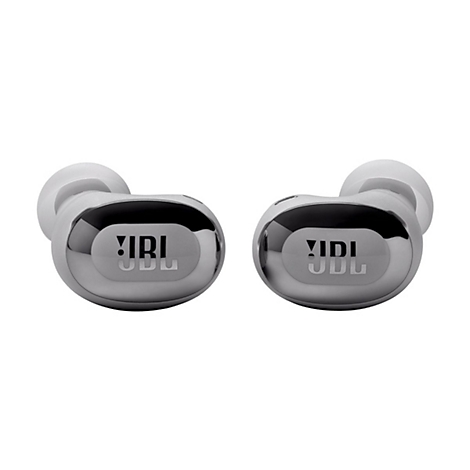Zwei silberne JBL-Ohrhörer vor weißem Hintergrund. Die Ohrhörer sind aus glänzendem Metall gefertigt. Auf jedem Ohrhörer steht "JBL".