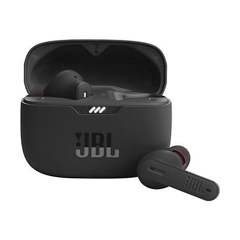 Schwarze JBL-In-Ear-Kopfhörer in geöffnetem Ladecase mit leuchtender LED-Anzeige vor weißem Hintergrund.