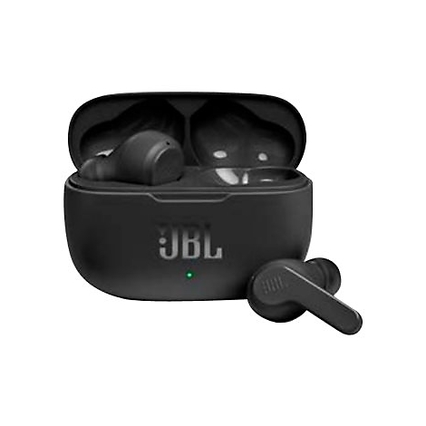 Schwarze JBL In-Ear-Kopfhörer mit offenem Ladecase vor weißem Hintergrund.