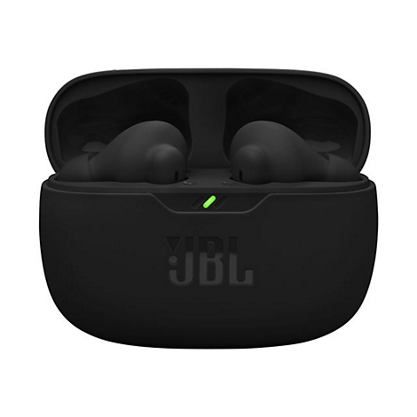 Offenes, mattschwarzes JBL-Ladeetui mit zwei eingesetzten schwarzen In-Ear-Kopfhörern und grün leuchtender Status-LED.