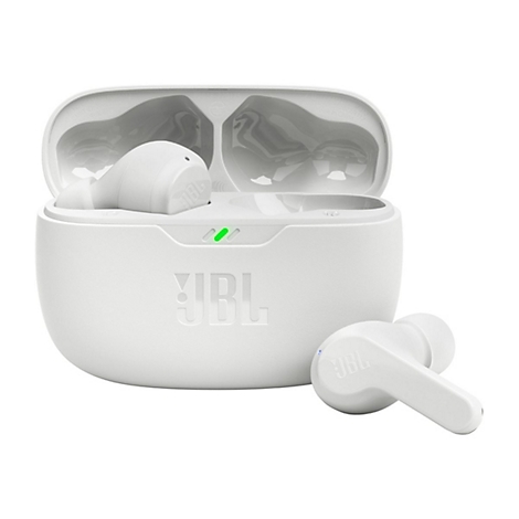 Weiße JBL In-Ear-Kopfhörer mit Ladecase vor weißem Hintergrund.