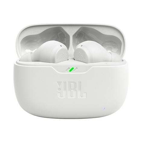 Weiße JBL In-Ear-Kopfhörer in einem geöffneten Ladecase mit leuchtend grüner Statusanzeige.