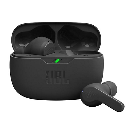 Schwarze JBL In-Ear-Kopfhörer mit offenem Ladecase vor weißem Hintergrund.