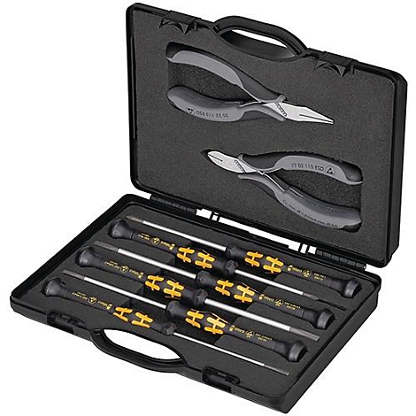 Mallette à outils noire, ouverte, avec pinces et tournevis.