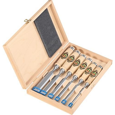 Boîte en bois avec six ciseaux de différentes tailles. Ciseaux avec manche en bois et capuchons de protection bleus.