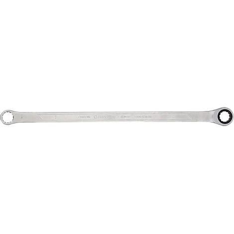 Une clé polygonale à cliquet en argent sur fond blanc.