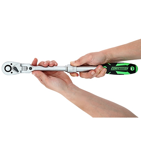 Des mains tiennent une clé à cliquet réglable avec un manche vert et noir marqué Competition.