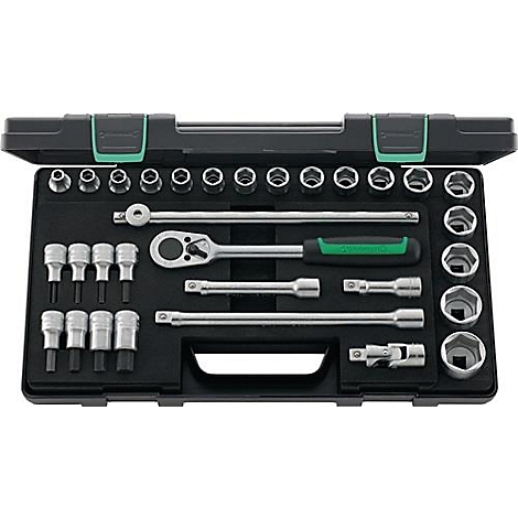 Boîte à outils ouverte avec différentes clés, rallonges et accessoires.