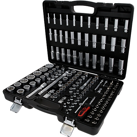 Une mallette à outils noire ouverte contenant de nombreuses douilles brillantes et des pièces d'outillage.