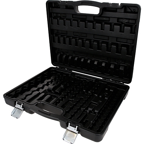 Une mallette à outils en plastique noir, ouverte et vide, avec des fermoirs métalliques sur fond blanc.