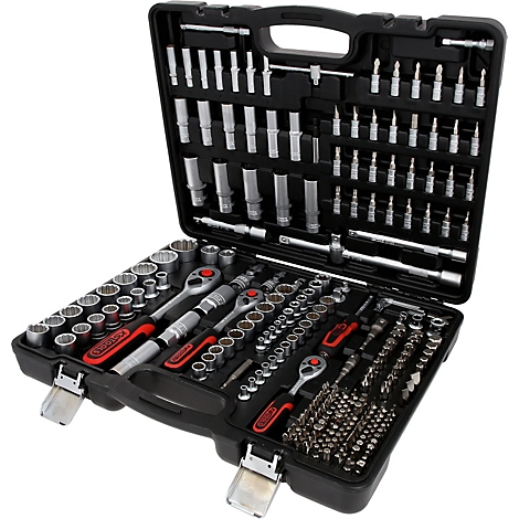 Mallette à outils noire ouverte remplie de nombreux jeux de douilles, cliquets et embouts en métal.