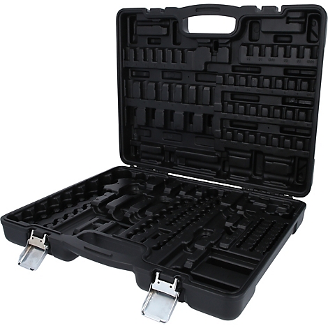 Mallette à outils noire vide en plastique avec deux fermetures métalliques argentées et des compartiments moulés.