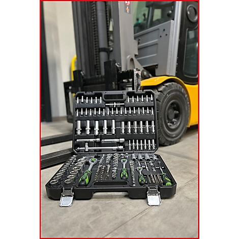 Mallette à outils ouverte avec douilles et cliquets devant un chariot élévateur jaune.