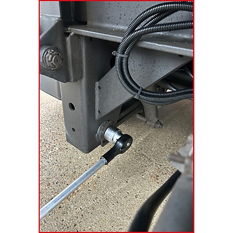 Gros plan sur une connexion à clé à cliquet sur un cadre métallique gris.