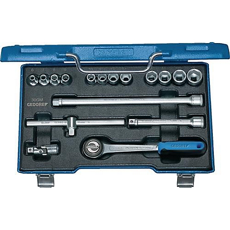 Boîte à outils bleue avec des outils argentés. Douilles, rallonges et un cliquet sont visibles en haut.
