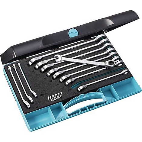 Boîte à outils avec une sélection de clés. Il est écrit "HAZET 606 N/12" sur le couvercle.