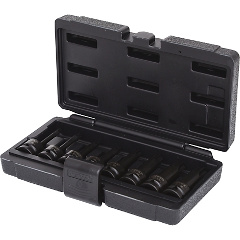 Boîte à outils noire avec un ensemble de douilles noires.