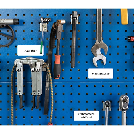 Outils sur panneau perforé bleu : extracteur, clé plate, clé dynamométrique. Avec étiquettes.