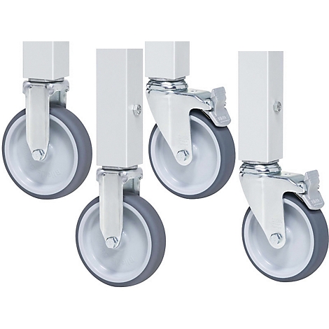 Gros plan sur quatre roulettes. Les roues sont grises avec des jantes blanches et sont maintenues par des supports blancs et rectangulaires.