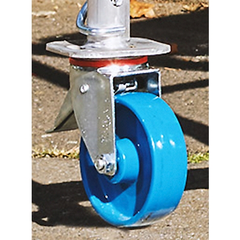 Gros plan d'une roue de roulette bleue avec un cadre argenté. Anneau rouge entre la roue et le support.