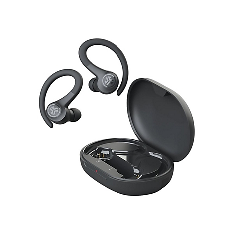 Schwarze In-Ear-Kopfhörer mit Ohrbügeln neben einem geöffneten, leeren Ladecase vor weißem Hintergrund.