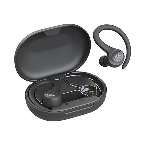 Schwarze In-Ear-Kopfhörer mit Ohrbügel, einer im Ladecase, einer daneben vor weißem Hintergrund.