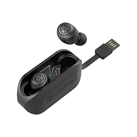 Schwarze JLab In-Ear-Kopfhörer mit Ladecase und integriertem USB-Stecker vor weißem Hintergrund.