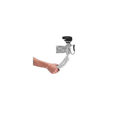 Eine Kamera, mit Mikrofon, wird von einer Hand gehalten. Die Kamera ist auf einem flexiblen Stativ montiert.