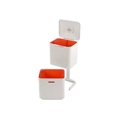 Weißer Mülleimer mit orangefarbenem Innenraum. Der Deckel ist geöffnet.