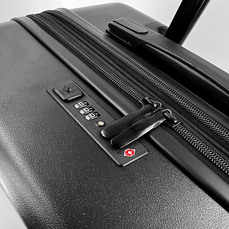 Gros plan sur une valise noire sécurisée par un cadenas à combinaison intégré. La fermeture éclair est également visible.